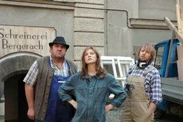 Ungl&auml;ubig schauen Katharina (Cordelia Wege, M.), ihr Mitarbeiter Pavel (Ivan Shvedoff, r.) und der Lieferant (Peter Rappengl&uuml;ck, l.) auf das alte Deckengem&auml;lde, das Katharina soeben unfreiwillig "enth&uuml;llt" hat ...