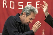 Als die Entführer einen Pfarrer zu ihm in die Zelle lassen, bestätigt sich für Aldo Moro (Fabrizio Gifuni) sein Verdacht, dass er nicht mehr lange leben wird. Ein letztes Mal beichtet er seine düsteren Gedanken und bleibt seinem Glauben treu. Als die Entführer einen Pfarrer zu ihm in die Zelle lassen, bestätigt sich für Aldo Moro (Fabrizio Gifuni) sein Verdacht, dass er nicht mehr lange leben wird. Ein letztes Mal beichtet er seine düsteren Gedanken und bleibt seinem Glauben treu.