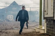 Robert McCall (Denzel Washington) sucht nach seinen Gegnern in einer verlassenen, sturmumtosten K&uuml;stenstadt.