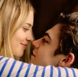Tessa (Josephine Langford, l.); Hardin (Hero Fiennes Tiffin, r.)