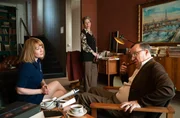 Alice (Nina Gummich, l.) mit Jean Paul Sarte (Charlie Nelson) und Simone de Beauvoir (Sarah Chaumette).