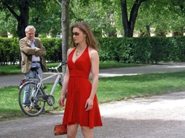Katharina (Cordelia Wege) hat es satt, wegen ihrer burschikosen Art von den M&auml;nnern immer nur dumme Spr&uuml;che zu h&ouml;ren. Gedresst in ein schickes Kleid, st&ouml;ckelt sie - ganz Dame - durch den Park. Die Resonanz ist verbl&uuml;ffend ...