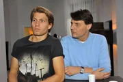 Dominik (Raul Richter, li.) erkl&auml;rt Gerner (Wolfgang Bahro), dass er Zweifel an Patricks Version der Entf&uuml;hrung hat.