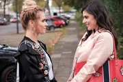 Sonja (Sarah Mangione, l.) beteuert gegen&uuml;ber Gina (Tanja Tischewitsch), dass sie keine romantischen Gef&uuml;hle f&uuml;r Sebastian mehr hat.