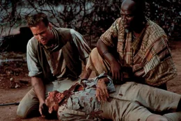 Entsetzt m&uuml;ssen Patterson (Val Kilmer, l.) und Samuel (John Kani, r.) entdecken, dass auch Starling (Brian McCardie, liegend) einer L&ouml;wenattacke zum Opfer gefallen ist ...
