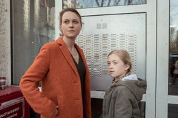 Jana (Anna Unterberger, l.) versucht das Zuhause der kleinen Anna (Anna Cheban, r.), die kein Deutsch spricht, zu finden.