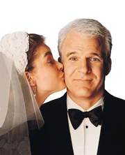 "Dad, ich bin sooo verliebt und m&ouml;chte heiraten. Er ist einfach toll - genau wie Du. Nur, dass er intelligent ist!" Auf diese nette Weise verliert George (Steve Martin, r.) nicht nur seine kleine Prinzessin (Kimberly Williams, l.), sondern wird auch g&auml;nzlich unerwartet zum Vater der Braut ...