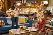 Tina Butler (Tichina Arnold, l.); Gemma Johnson (Beth Behrs, r.)