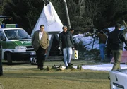 Benno (Ottfried Fischer, l.) und der Amtsarzt (Nino Korda, r.) untersuchen den toten Karl Stadler: Starb er an einem Herzanfall?