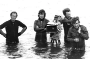 Steven Spielberg (2.v.l.) und sein Kamerateam am Set der Universal-Pictures-Produktion &bdquo;Der wei&szlig;e Hai&ldquo; im Jahr 1974