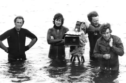 Steven Spielberg (2.v.l.) und sein Kamerateam am Set der Universal-Pictures-Produktion &bdquo;Der wei&szlig;e Hai&ldquo; im Jahr 1974