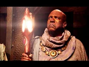 Gerak (Louis Gossett Jr.) versucht den Hohen Rat davon zu überzeugen, dass es für alle besser wäre, sich dem Feind anzuschliessen. Gerak (Louis Gossett Jr.) versucht den Hohen Rat davon zu überzeugen, dass es für alle besser wäre, sich dem Feind anzuschliessen.