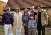 Ist es dem Team um Eva Brenner (2.v.re.) und John Kosmalla (re.) gelungen, der vierk&ouml;pfigen Familie ein sch&ouml;nes Zuhause zu gestalten?