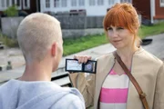 Mia (Sandra Andreis) befragt Jakob (Sebastian Hiort af Ornäs), den früheren Freund des ermordeten Mädchens. Der Jugendliche fiel auf Sandön durch seinen Alkoholkonsum und sein aggressives Verhalten auf. Mia (Sandra Andreis) befragt Jakob (Sebastian Hiort af Ornäs), den früheren Freund des ermordeten Mädchens. Der Jugendliche fiel auf Sandön durch seinen Alkoholkonsum und sein aggressives Verhalten auf.