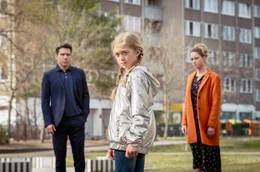 Wie werden Jana (Anna Unterberger, r.) und Alexander (Hanno Koffler, l.) mit der kleinen Anna (Anna Cheban, M.) verfahren?