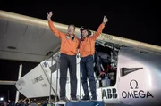 Im Jahr 2015 umrundeten die Schweizer Andr&eacute; Borschberg (li.) und Bertrand Piccard (re.) in der &bdquo;Solar Impulse&ldquo; einmal die Welt, ohne einen Tropfen Treibstoff zu verbrauchen.