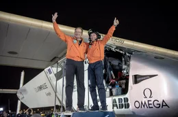 Im Jahr 2015 umrundeten die Schweizer Andr&eacute; Borschberg (li.) und Bertrand Piccard (re.) in der &bdquo;Solar Impulse&ldquo; einmal die Welt, ohne einen Tropfen Treibstoff zu verbrauchen.