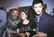 Jetzt geht die Party richtig los! Bernie (Georg Alfred Wittner, l.), Gisi (Franziska Traub) und Kevin (Kevin Lorenz) freuen sich auf die Bekanntschaft mit den Supermarktketten-Besitzern, den Niederl&auml;nders.
