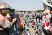 Die Kobras: 25 Kerle, 25 Stundenkilometer und jede Menge Rocker‑Feeling. NITRO begleitet den 2004 gegr&uuml;ndeten Mofa‑Club vom Niederrhein auf dem Weg zu neuen Abenteuern.