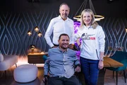Monika Gruber, Heinz (hinter) und Hannes Kinigadner w&auml;hrend ServusTVs &bdquo;Die Gruaberin - Vodcast&ldquo; in Salzburg, &Ouml;sterreich.