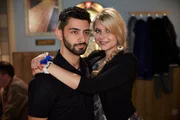 Obwohl Can (Volkan Isbert) sich weiterhin einredet, mit Susi (Sarah Thonig) glücklich zu sein, wächst seine Eifersucht auf Katjas neuen Freund stetig. Obwohl Can (Volkan Isbert) sich weiterhin einredet, mit Susi (Sarah Thonig) glücklich zu sein, wächst seine Eifersucht auf Katjas neuen Freund stetig.