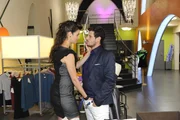 Carla (Sarah M&uuml;hlhause, l.) gibt nicht auf und versucht, Luca (Manuel Cortez, r.) auf ihre Seite zu ziehen ...