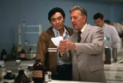 Quincy (Jack Klugman, r.) und Sam (Robert Ito, l.) stehen vor einem Rätsel. Sie haben zwei Blutproben vorliegen - angeblich von derselben Leiche - aber: in der einen Probe ist Kokain enthalten, in der anderen nicht. Quincy (Jack Klugman, r.) und Sam (Robert Ito, l.) stehen vor einem Rätsel. Sie haben zwei Blutproben vorliegen - angeblich von derselben Leiche - aber: in der einen Probe ist Kokain enthalten, in der anderen nicht.