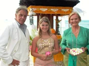 Familienidylle: Markus Winter (Christian Kohlund) mit seiner Tochter Leonie (Miriam Morgenstern) und Tante Dorothee (Ruth Maria Kubitschek). Familienidylle: Markus Winter (Christian Kohlund) mit seiner Tochter Leonie (Miriam Morgenstern) und Tante Dorothee (Ruth Maria Kubitschek).