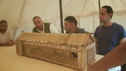 Dr. Basem Gehad und sein Team untersuchen einen ungeöffneten griechischen Sarkophag. Dr. Basem Gehad und sein Team untersuchen einen ungeöffneten griechischen Sarkophag.