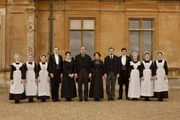 Bei hohem Besuch und feierlichen Anlässen stellt sich das ganze Personal zum Empfang vor dem Landsitz auf: v.l.n.r. beginnend mit William (4.v.l.): Thomas Howes, Siobhan Finneran, Jim Carter, Phyllis Logan, Brendan Coyle, Rob James-Collier, Joanne Froggatt, Rose Leslie. Die drei Damen links und die Frau rechts außen sind nicht bekannt. Bei hohem Besuch und feierlichen Anlässen stellt sich das ganze Personal zum Empfang vor dem Landsitz auf: v.l.n.r. beginnend mit William (4.v.l.): Thomas Howes, Siobhan Finneran, Jim Carter, Phyllis Logan, Brendan Coyle, Rob James-Collier, Joanne Froggatt, Rose Leslie. Die drei Damen links und die Frau rechts außen sind nicht bekannt.