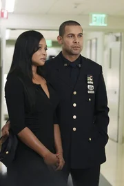 Bangen um das Leben von Kate Beckett: Lanie Parish (Tamala Jones, l.) und Javier Esposito (Jon Huertas, r.)