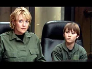 Carter (Amanda Tapping, li.) bekommt unerwartete Hilfe von Orlin (Cameron Bright, re.)... Carter (Amanda Tapping, li.) bekommt unerwartete Hilfe von Orlin (Cameron Bright, re.)...