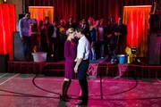 Das K&ouml;nigspaar muss tanzen: Stefan (Hendrik Duryn) und Karin (Jessica Ginkel) legen einen Wahnsinnstanz aufs Parkett.