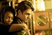Janine (Tosin Thompson, l.); Hardin (Hero Fiennes Tiffin, r.)