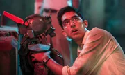 Deon (Dev Patel) will einen evolution&auml;ren Schritt nach vorne wagen. Trotz Hindernissen entwickelt der engagierte Ingenieur eine hochintelligente Software, die sich von den gew&ouml;hnlichen Polizei-Robotern enorm unterscheidet.