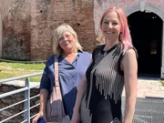 Alice Roberts (r.)