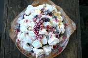 Ein Rezept von Jan Breus: die Baisertorte Pavlova mit Beeren aus Wald und Garten &ndash; benannt nach der russischen Ballerina Anna Pavlova