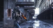 Chappies (Sharlto Copley) besondere Eigenschaft wie ein Mensch empfinden zu k&ouml;nnen, ist in vielerlei Hinsicht eine Herausforderung f&uuml;r den Roboter. Er muss lernen, sich in der "echten Welt" zurecht zu finden.