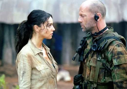 Als sich die &Auml;rztin Dr. Lena Kendricks (Monica Bellucci, l.) weigert, sich aus dem Krisengebiet evakuieren zu lassen, wenn die von ihr versorgten Fl&uuml;chtlinge nicht ebenfalls gerettet werden w&uuml;rden, muss sich Lieutenant Waters (Bruce Willis, r.) zwischen Pflichtgef&uuml;hl und Mitgef&uuml;hl entscheiden ...