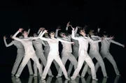 Seine St&uuml;cke explodieren regelrecht auf der B&uuml;hne: Bei Hofesh Shechter weht ein rauer Wind von der Stra&szlig;e durchs Theater, eine existenzielle Wut brennt in den wilden, ruhelosen Gruppen.