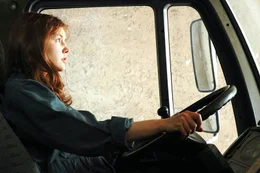 Katharina (Cordelia Wege) ist eine resolute junge Frau, die ihre eigene Schreinerei betreibt und sich im Falle eines Falles auch selbst hinters LKW-Lenkrad setzt ...