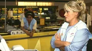 Ritas (Gaby K&ouml;ster, r.) Arbeitskollegin Gisi (Franziska Traub, hinten) findet Rudi, Horsts Arbeitskollegen, super! Rita soll nun ein Treffen arrangieren.