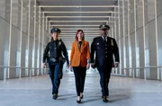 Carra Patterson als kaya Blanke, Carrie Preston als Elsbeth Tascioni(m.), und Wendell Pierce als Captain Wagner