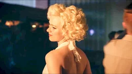 Dorfsch&ouml;nheit Monique (Nele Ahrend) erscheint, herausgeputzt als Marilyn Monroe, in der Dorfdisco NEW YORK.