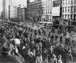 Isolationismus und Nazi-Sympathien in den USA 1933.  +++ Die Verwendung des sendungsbezogenen Materials ist nur mit dem Hinweis und Verlinkung auf RTL+ gestattet. +++