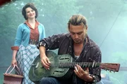Vianne (Juliette Binoche) beobachtet Roux (Johnny Depp) beim Gitarre spielen