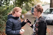 Sonja (Sarah Mangione, r.) redet Kathi (Mandy Neidig) zu, Robert noch eine Chance zu geben.