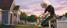 "Monsters vs. Aliens", Susan wird an ihrem Hochzeitstag von einem Meteoriten getroffen und verwandelt sich in eine 15 Meter gro&szlig;e Riesin. Schon ist das amerikanische Milit&auml;r zur Stelle und sperrt sie in ein geheimes Depot, wo sich bereits vier weitere Monster aufhalten: der genial-verr&uuml;ckte Professor Kakerlake, die Fisch-Affe-Kreuzung Missing Link, die v&ouml;llig intelligenzfreie, aber unzerst&ouml;rbare gallertartige Masse B.O.B. und die &uuml;bergro&szlig;e Larve Insektosaurus. Als Aliens die Erde mit Kampfrobotern angreifen, ist das ungew&ouml;hnliche Quintett die letzte Hoffnung irdischen &Uuml;berlebens.  SENDUNG: ORF eins - SO - 19.05.2013 - 13:35 UHR. - Veroeffentlichung fuer Pressezwecke honorarfrei ausschliesslich im Zusammenhang mit oben genannter Sendung oder Veranstaltung des ORF bei Urhebernennung.  Foto: ORF/Telepool/Dreamworks.  Anderweitige Verwendung honorarpflichtig und nur nach schriftlicher Genehmigung der ORF-Fotoredaktion.  Copyright: ORF, Wuerzburggasse 30, A-1136 Wien, Tel. +43-(0)1-87878-13606