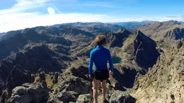 Brice Delsouiller ist Kuhhirt in der atemberaubenden Berglandschaft der Pyren&auml;en &ndash; und Extrembergl&auml;ufer.
