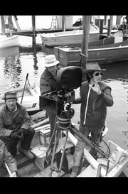 Steven Spielberg und die Filmcrew im Jahr 1974 am Set von &bdquo;Der wei&szlig;e Hai&ldquo;: Obwohl gr&ouml;&szlig;tenteils improvisiert, wird der Film zum Meisterwerk.